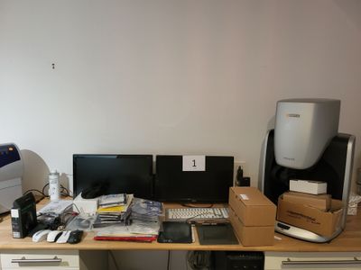 un bureau sur lequel se trouvent deux ordinateurs et une imprimante