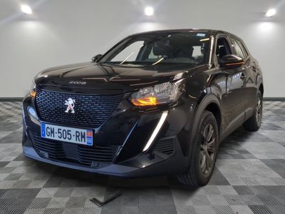 vue de face d'un SUV noir garé dans un garage