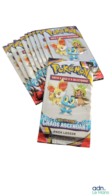 plusieurs paquets de cartes à collectionner Pokémon empilés les uns sur les autres