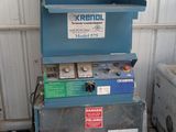 une machine bleue posée sur une palette