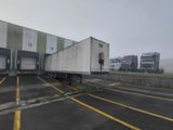 un camion garé devant un bâtiment