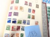 un livre sur lequel sont apposés des timbres et sur lequel figure une note