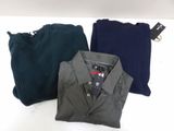 trois pulls pour homme posés sur une table blanche