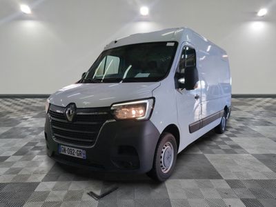 la photo d'une camionnette blanche garée dans une pièce