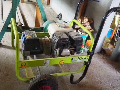 un petit chariot vert équipé d'un petit moteur