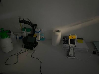un bureau sur lequel se trouvent un ordinateur portable, un téléphone portable et plein d'autres objets