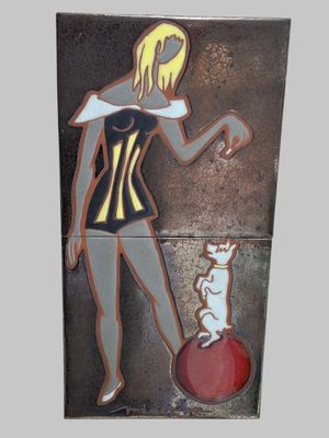 une peinture représentant une femme et un chat sur un mur