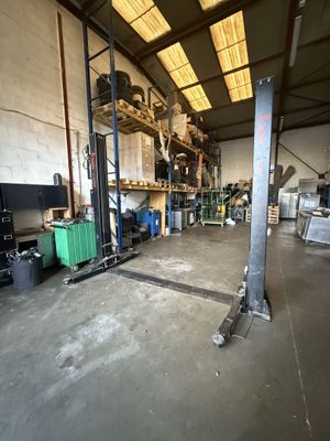 une grande pièce contenant beaucoup de matériel