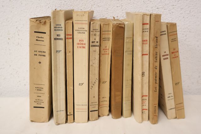 Lot de 12 volumes brochés de littérature dont SARTRE, Mac ORLAN, ...