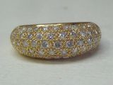 une image d'une bague en or et en diamant sur une surface blanche