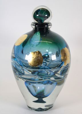 un vase en verre orné d'un motif bleu et or