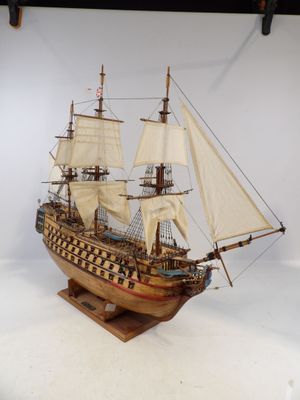 une maquette de voilier exposée sur une table