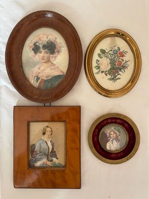 trois tableaux encadrés sur le mur d'une pièce