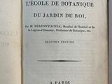 un livre ouvert sur une table, dont on peut lire le titre