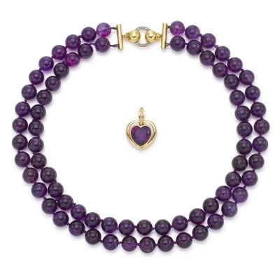 un ensemble composé d'un collier et d'un bracelet avec des perles en amethorate et une breloque en forme de cœur