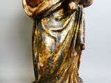une statue de femme tenant un bébé dans ses bras