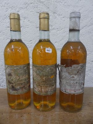 trois bouteilles de vin posées sur une table, l'une à côté de l'autre