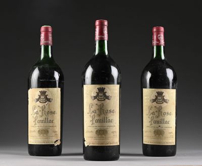trois bouteilles de vin posées sur une table l'une à côté de l'autre