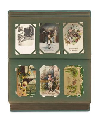 une boîte verte avec des photos de personnes à l'intérieur