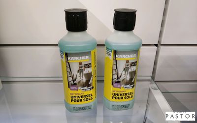 deux bouteilles de liquide posées sur une étagère en verre