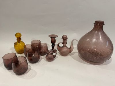 un grand nombre de vases posés sur une table