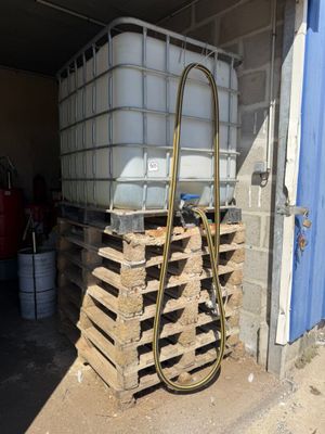 une pile de palettes et un réservoir d'eau dans un garage