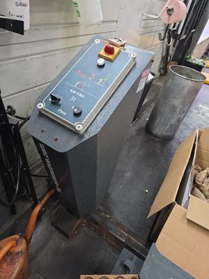 une machine posée à côté d'une boîte de beignets