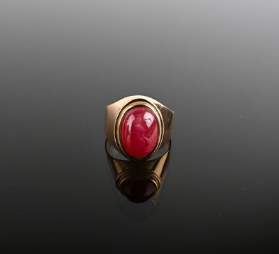 Bague "chevalière" or jaune 750/1000ème sertie d'un rubis "c…