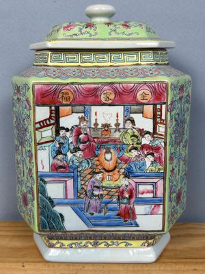 un grand vase avec un tableau posé sur une table