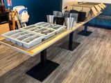 une table sur laquelle se trouvent plusieurs objets