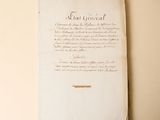 un vieux document portant des inscriptions, accroché à un mur