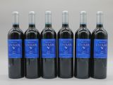 six bouteilles de vin rouge Livvan alignées en rang