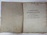 un vieux livre ouvert, dévoilant une page de texte sur une surface blanche