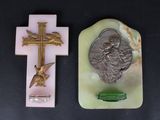 une croix et une plaque posées sur une table noire