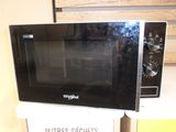 un micro-ondes posé sur une boîte