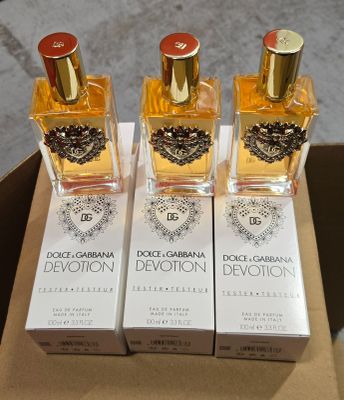 trois petits flacons de parfum posés sur une boîte en carton