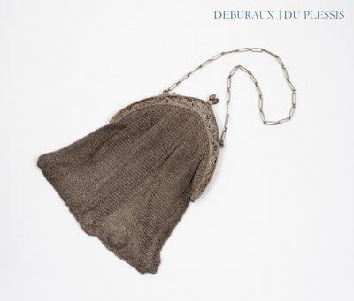 sac à main en tricot marron sur fond blanc, avec une chaîne