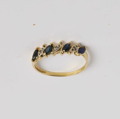 une bague en or sertie de trois saphirs et de diamants