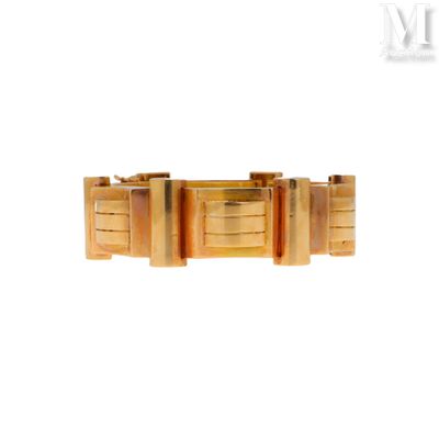 gros plan d'un bracelet en or sur fond blanc