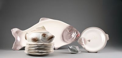 une assiette blanche sur laquelle est posé un poisson, à côté d'une autre assiette blanche sur laquelle est posé un poisson