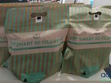 trois sacs de provisions posés sur une table