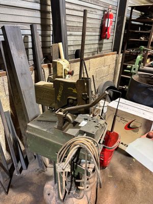 une machine placée au milieu d'une pièce