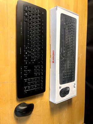 un clavier d'ordinateur et une souris posés sur un bureau