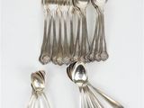 beaucoup de cuillères en argent et de cuillères sur une table