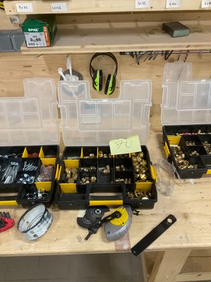 de nombreux outils sur l'établi de l'atelier