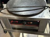 un moule à pizza posé sur une table dans une cuisine