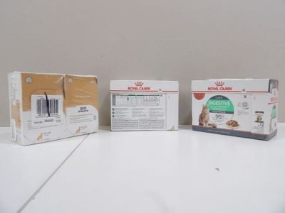 trois boîtes de nourriture posées les unes à côté des autres sur une table