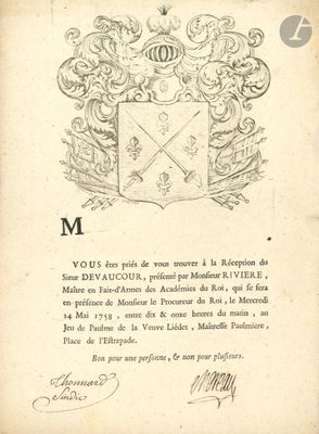 un vieux livre sur lequel figure un blason