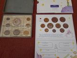 une boîte de pièces et une carte posées sur une table