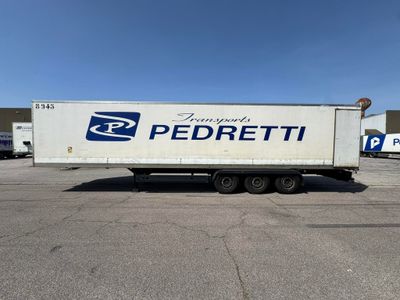 un camion semi-remorque garé dans un parking